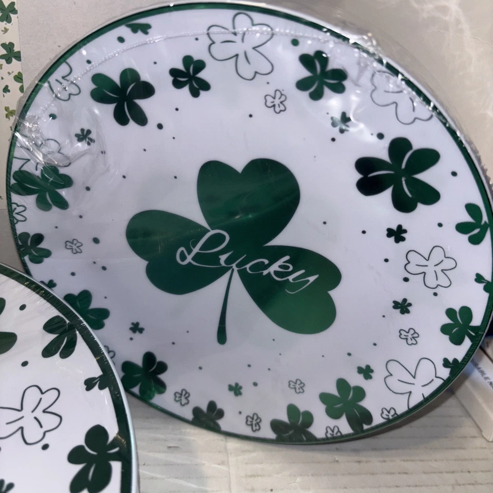 Juego de 60 platos de plástico duro para el día de San Patricio solo di "suerte" Foto 4 de 4