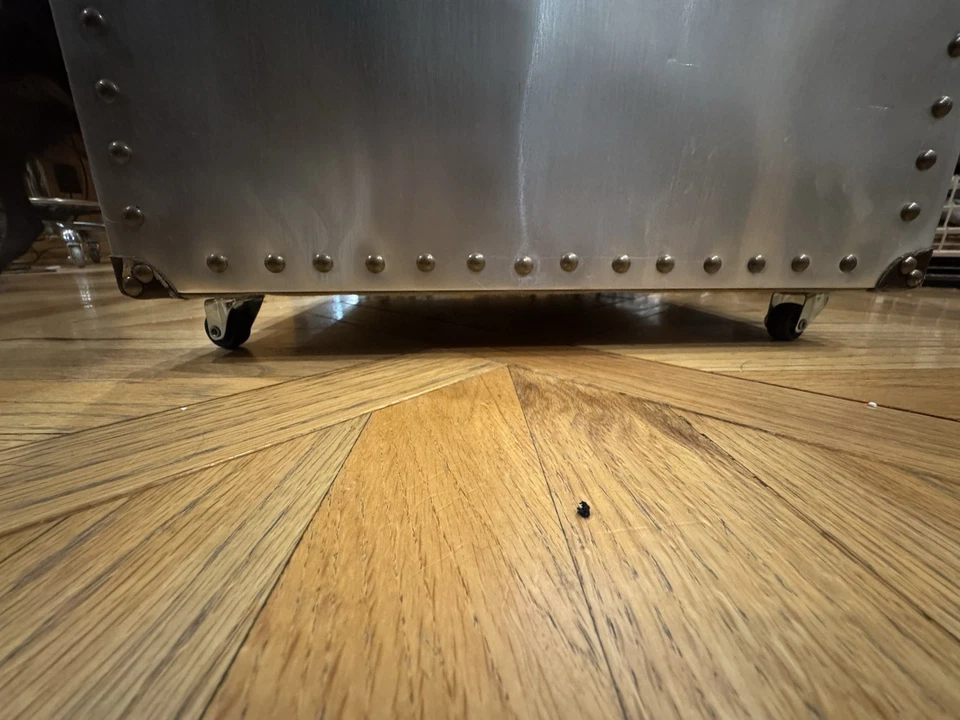 Mesita de noche rectangular Annessia en aluminio con base eléctrica y ruedas Foto 3 de 4