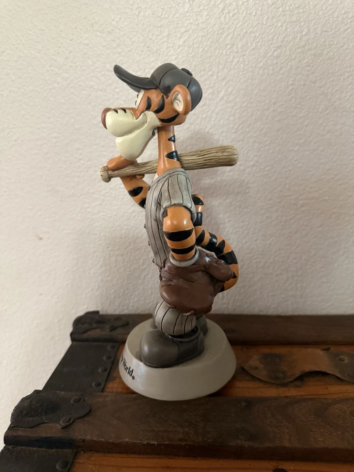 Estatuilla de colección Walt Disney World Tigger de béisbol cabeza de bobble 10" Foto 2 de 4