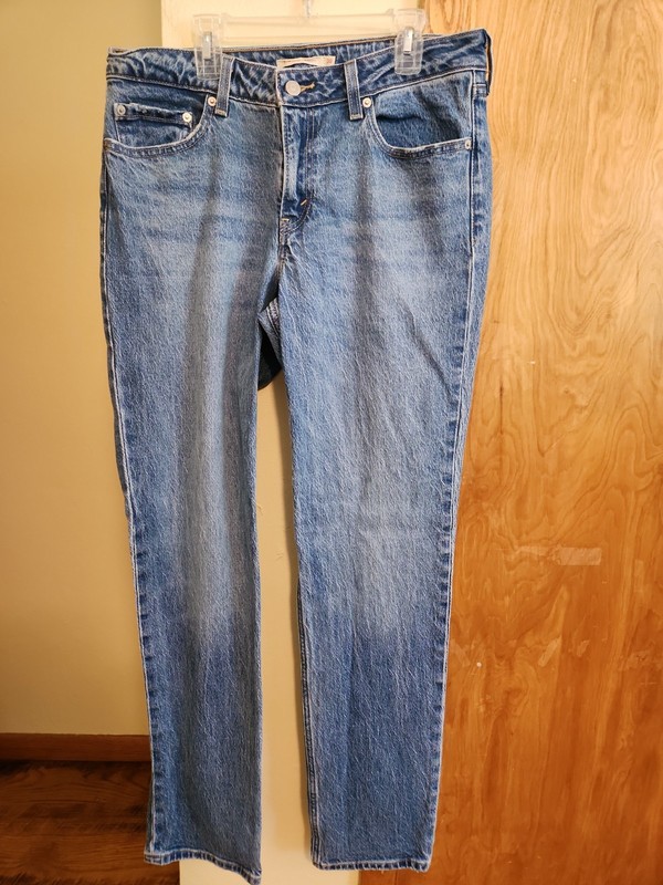 Women's Levi's size W30 L33 medium wash low pitch straight leg blue jeans