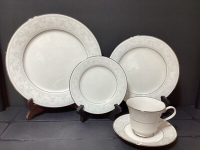 NORITAKE TRUDY 5 Piece Place Setting (B19)