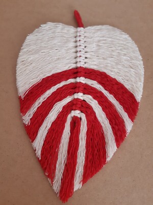  Makramee Feder/Blatt Wandbehang Deko, Handarbeit, creme/rot, 26×16 cm.