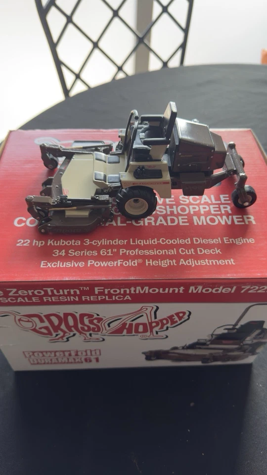 Réplica escala 1:16 saltamontes montaje frontal modelo 722D/61 Foto 2 de 4