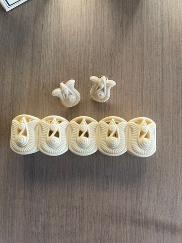 Vintage 1982 Avon Gracious Tulips 7" Stretch Bracelet and Earrings Ivory Acrylic