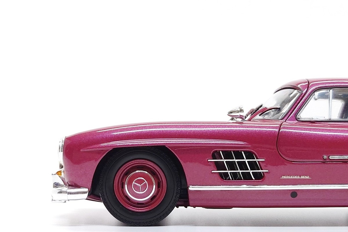 Minichamps 1:18 Mercedes-Benz 300 SL Gullwing in Strawberry Red
