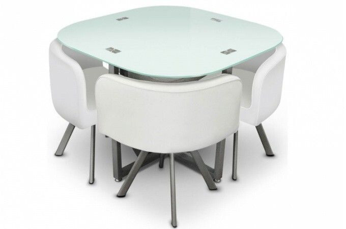 Ensemble table plateau en verre et 4 chaises pour optimiser l'espace des petits salons