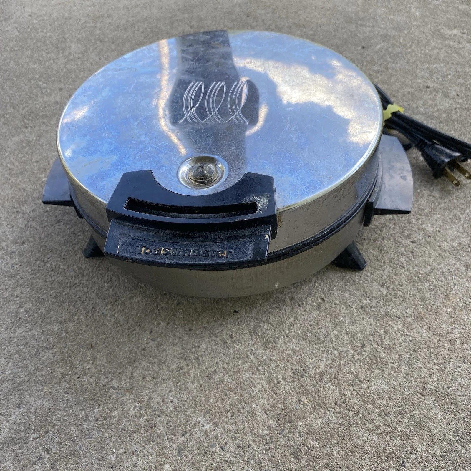 Vintage Toastmaster W252 Waffle Baker Maker Chrome Iron Round Non-Stick USA
