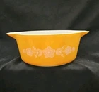 Vintage Pyrex casserole dish in butterfly gold 475-B 2.3L