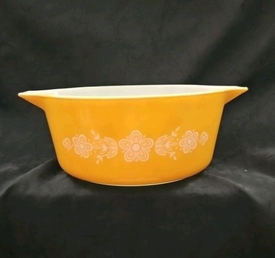 Vintage Pyrex casserole dish in butterfly gold 475-B 2.3L