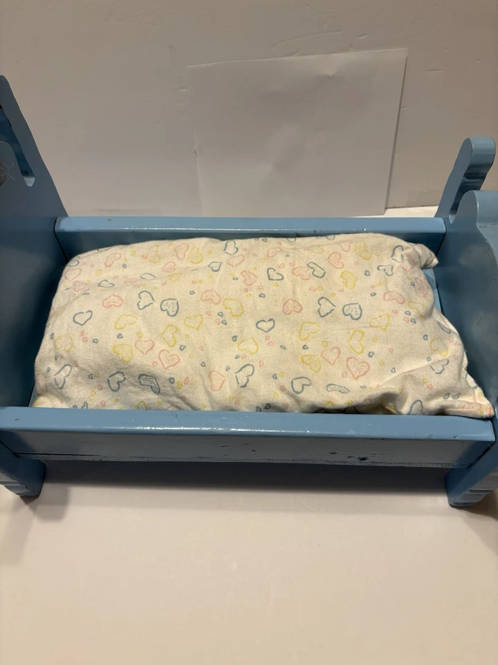 Cama de madera azul vintage hecha a mano para muñecas de 16" edredón y colchón en sábana de franela Foto 3 de 4