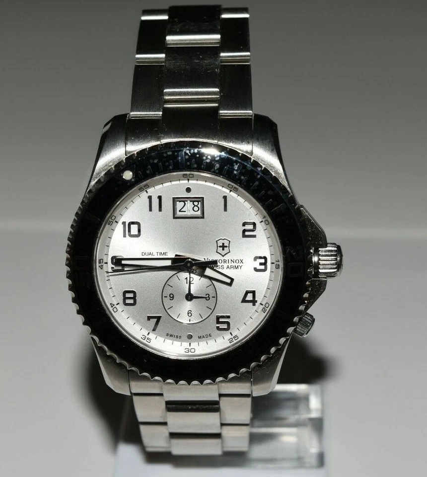 Reloj Swiss Army Maverick SS esfera plateada doble hora 241442 $625 Foto 2 de 4