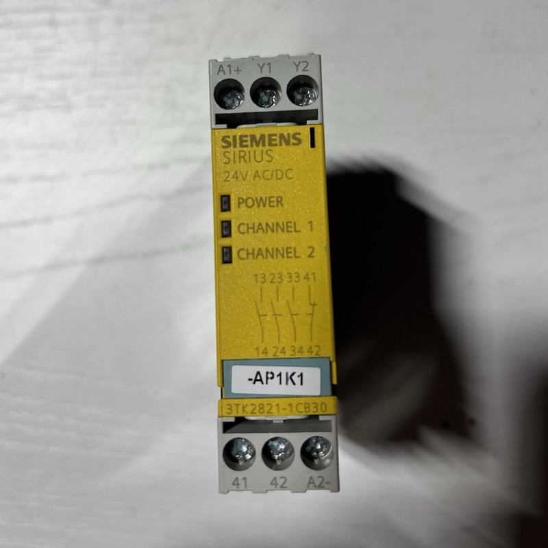 Siemens SIRIUS Safety Relay 3TK2821-1CB30 24V AC/DC 4PST DIN Rail Light