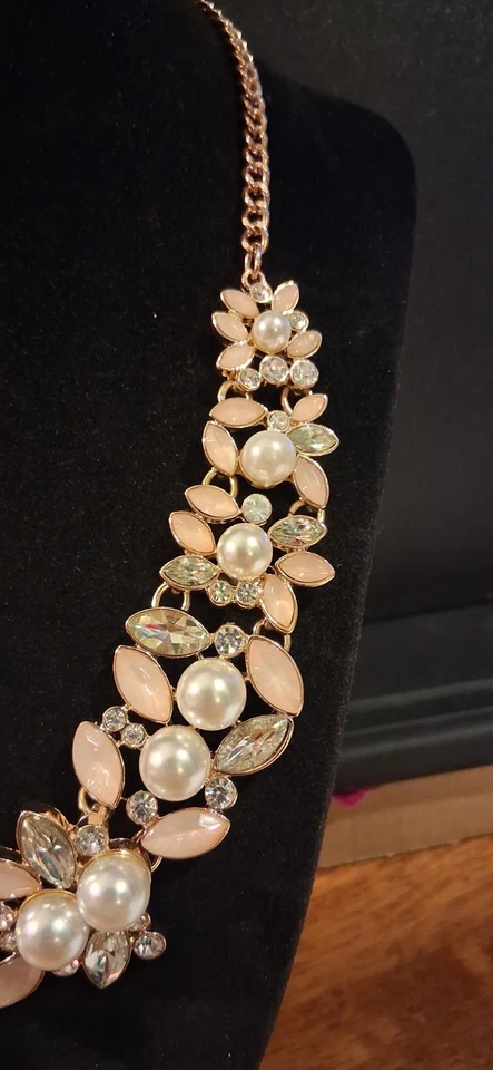 NIB 2019 AVON GOLD-TONE PINK SPRING PEARLESQUE STATEMENT NECKLACE EARRINGS SET - Image 2 of 4