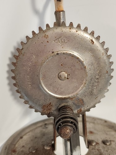 Batidor/mezclador de huevos/mezclador manual antiguo de metal A&J pat 9-1923 hecho en EE. UU. - Imagen 5 de 11