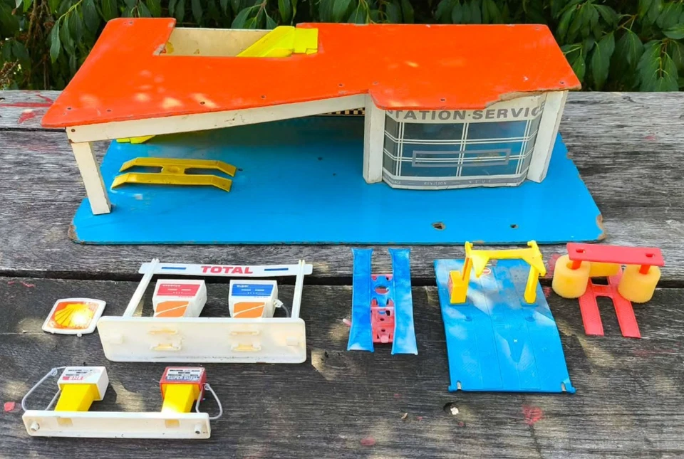 Jouet ancien garage pour voitures à restaurer vintage plastique et contre plaqué - Photo 1/4