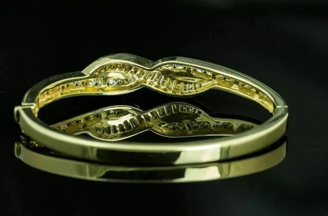 Brazalete brazalete para mujer enchapado en oro amarillo de 14 k corte baguette de 2 quilates creado en laboratorio Foto 3 de 4