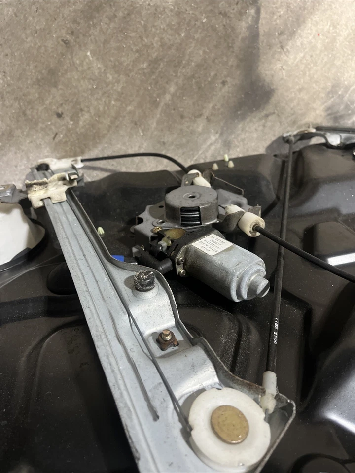 2003 06 INFINITI G35 SEDAN FRONT RH WINDOW REGULATOR & MOTOR ASSY - Image 3 of 3