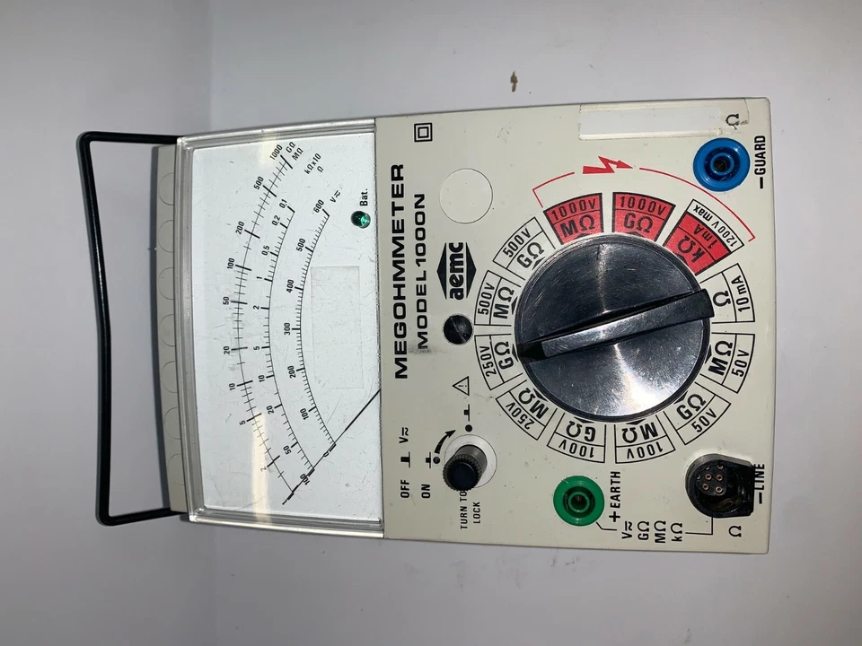 AEMC MEGOHMMETER, 1000N, 600V,  W/ CASE 10" X 7-1/2" X 5"  **PARTS ONLY** - Image 2 of 4