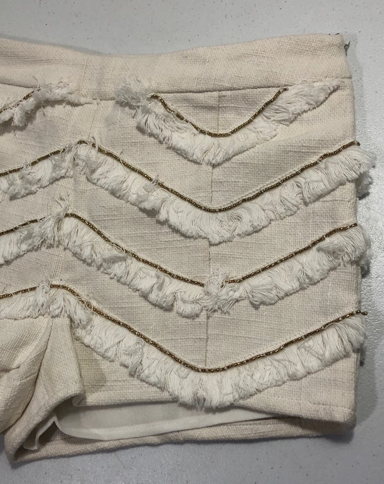 Pantalón Corto SWELL Forrado Blanco Para Mujer Talla Mediana Con Cuentas Volantes Diseño Chevron Cremallera Lateral Foto 3 de 4