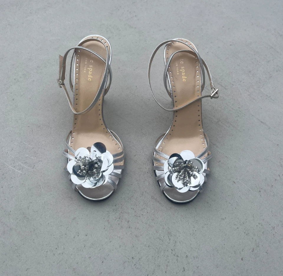 Kate Spade | Sandalias Metálicas Plateadas 3D Detalle Flor Correa Tobillo Stiletto (39) Foto 3 de 4