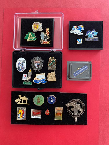 Lot de 20 pin's différents