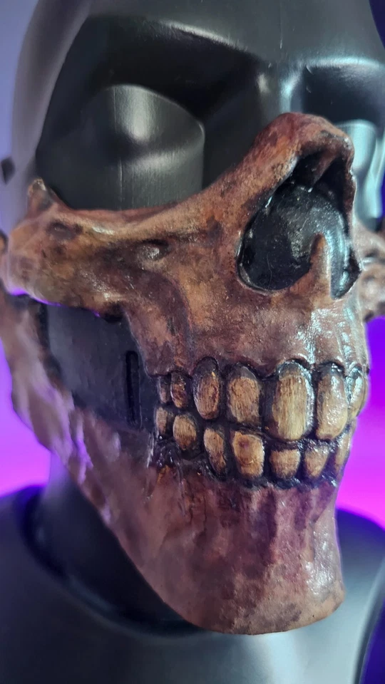 Máscara de barbilla de calavera de látex hecha a mano para adultos - Hecha y pintada por Lala Co. Foto 3 de 4