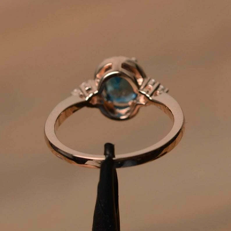 Anillo de compromiso de boda con halo de topacio simulado de corte ovalado de 2 quilates enchapado en oro rosa de 14 quilates Foto 3 de 3