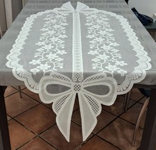 Runner da tavolo in poliestere bianco con motivo floreale e fiocchi 180x70cm