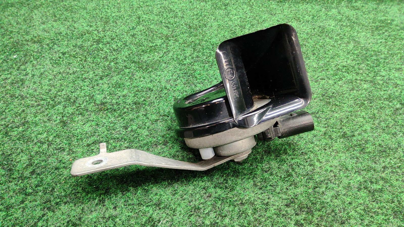 2016-2022 Mercedes Benz Glc 300 Horn 420 Hz Low Tone Oem A2535422100