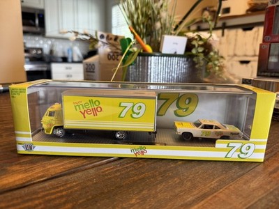 M2 Machines Mellow Yellow 1969 Dodge L600 and 1969 Plymouth Road Runner Hemi