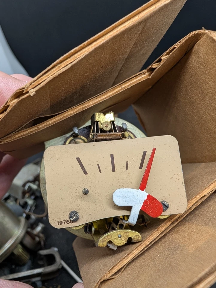 Nuevo de Lote Antiguo 1940 Dodge Deluxe Especial Combustible Gasolina Tablero Instrumentos Cuadro Medidor Foto 3 de 4