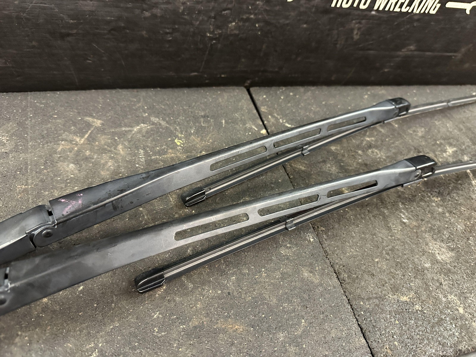 03-10 BENTLEY CONTINENTAL LEFT & RIGHT WINDSHIELD WIPER ARMS