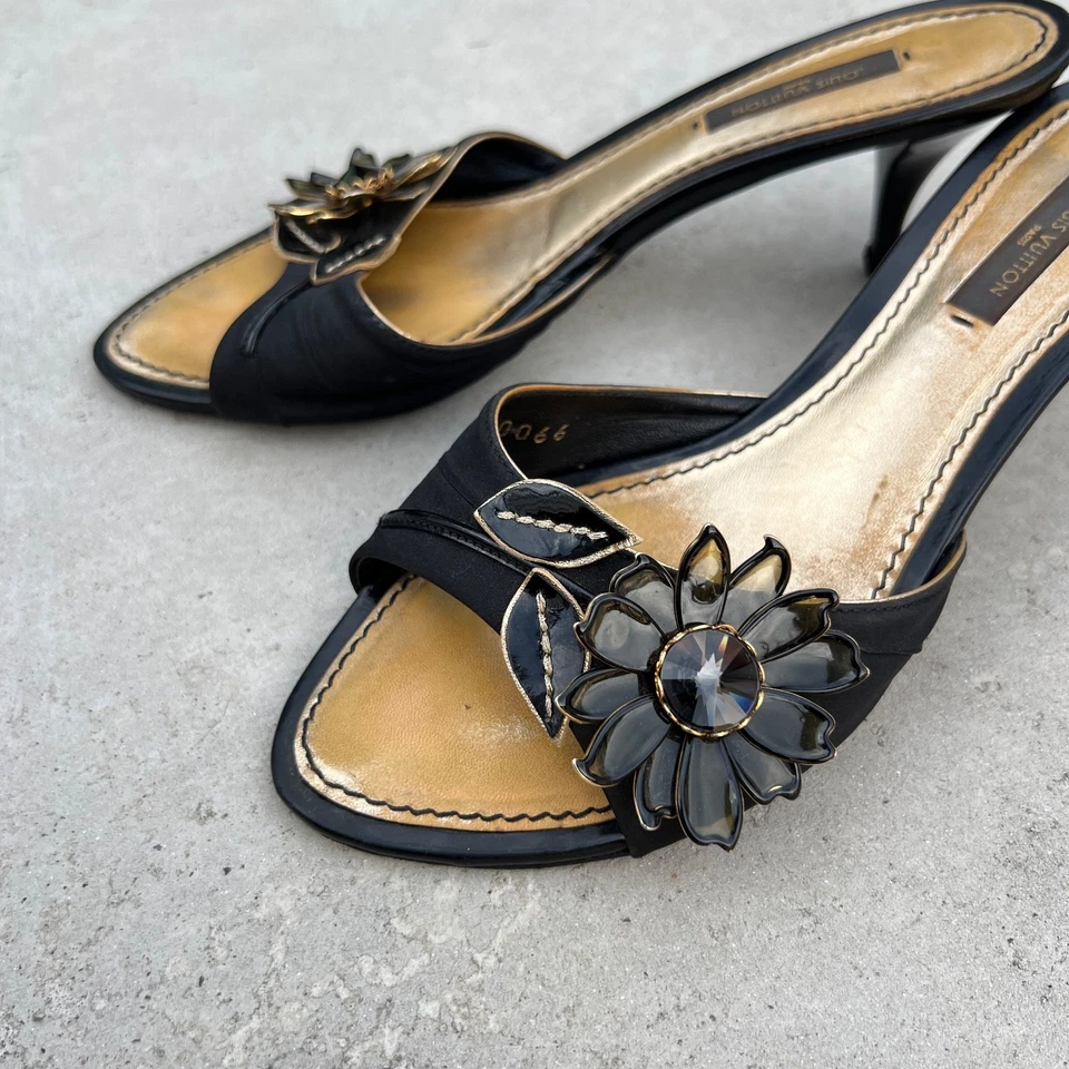 Louis Vuitton | Auténticas mulas vintage de tacón de gatito con gema acrílica flor negra (37) Foto 4 de 4