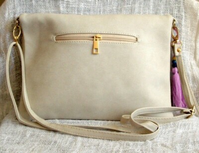 Bolso boho chic piel beige cenefa tela tejida a mano asa larga y corta