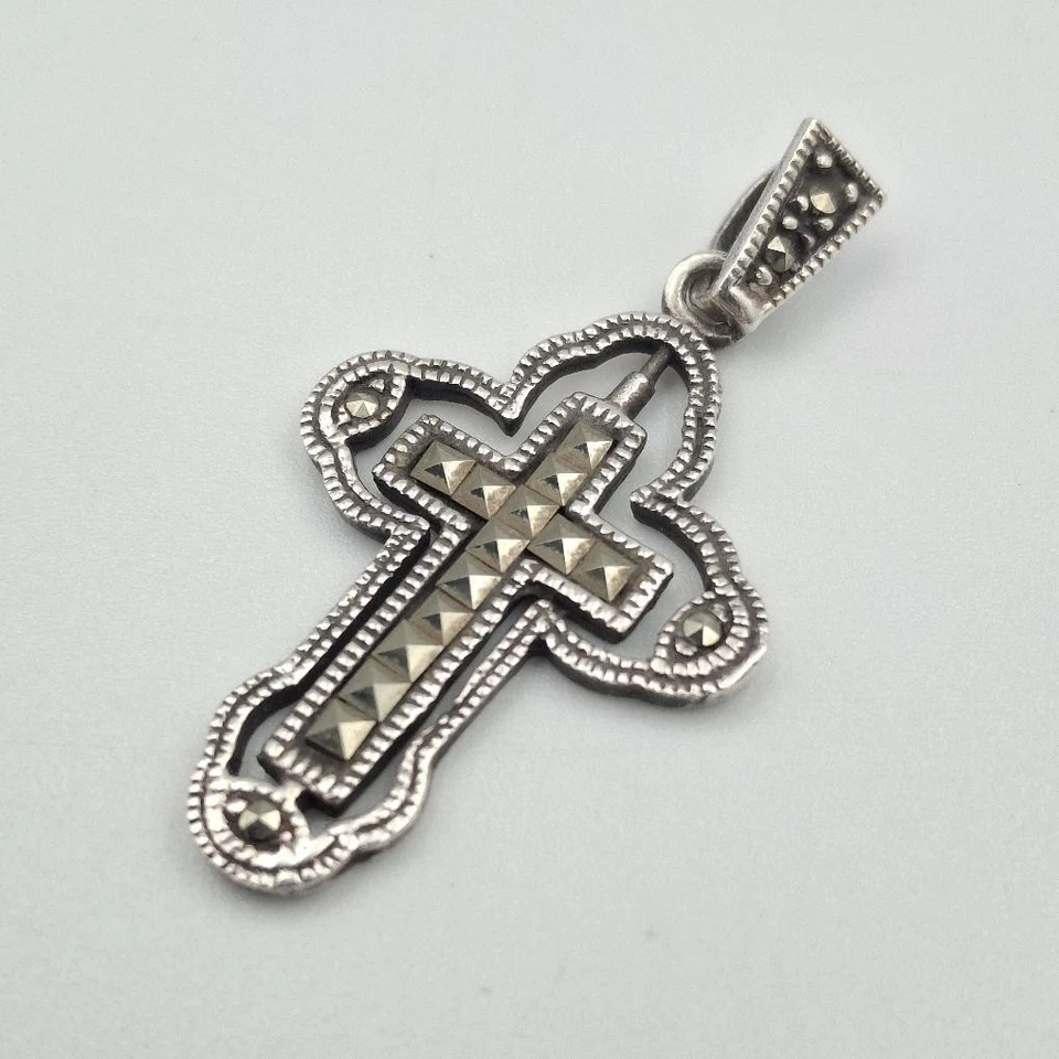 Colgante Cruz Cristiana Brillante Incrustada Marcasita Cuadrada Plata de Ley 925 Foto 2 de 4
