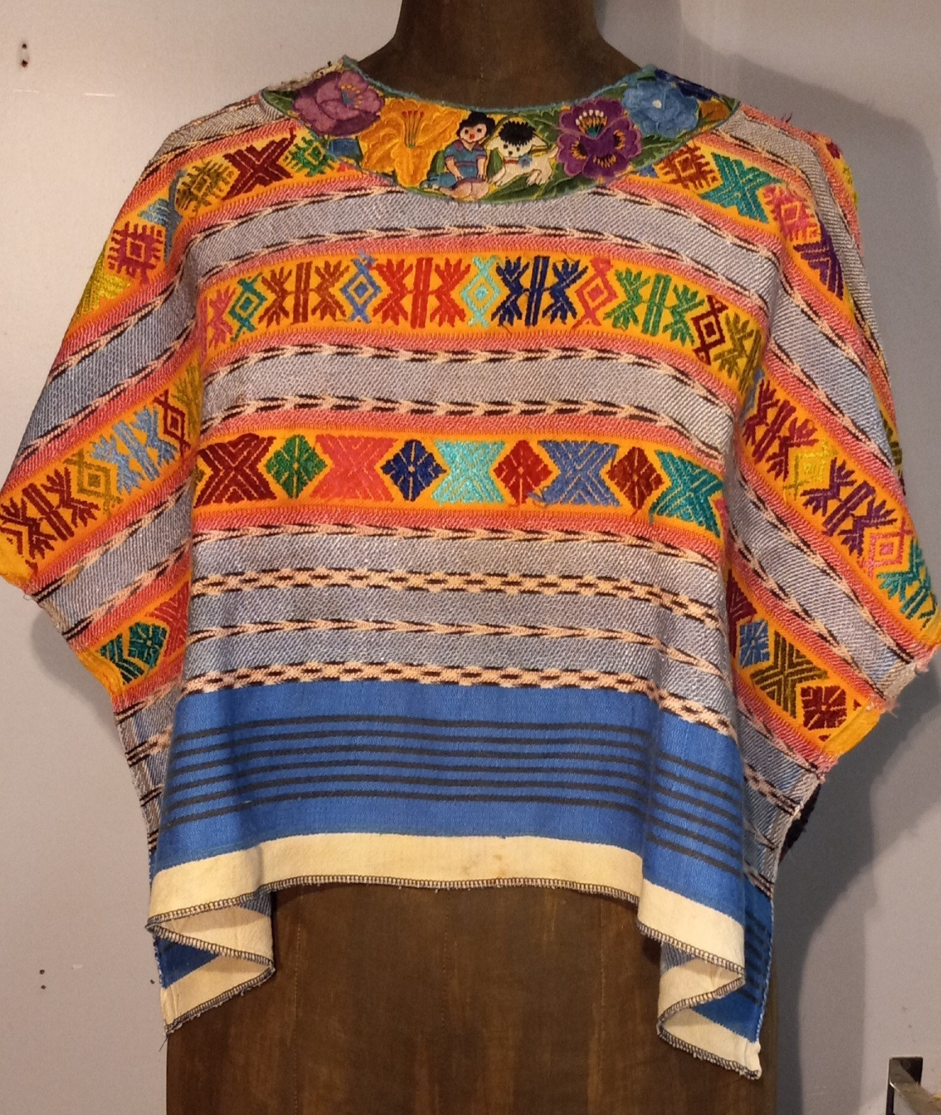 Mostly seda (rayon) Matrimonial Huipil Quetzaltenango Xela Brocade Embroidery