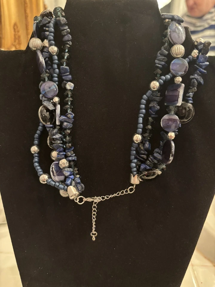 Vera Wang Brilliant Blues, Beads And Stones Chunky Necklace With Silver Accents Foto 2 de 4