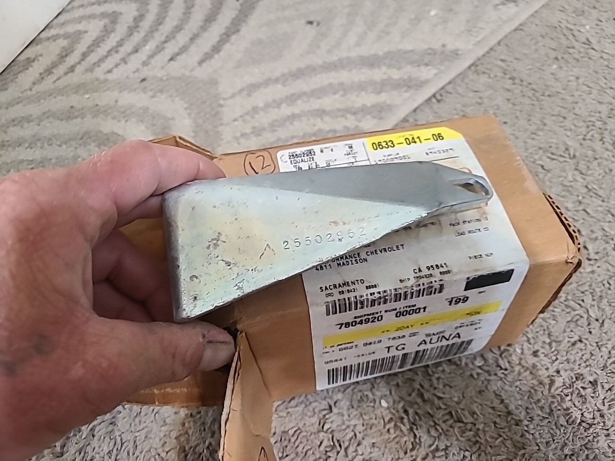 ま かり 0919 NOS 1978-87 GM 25502952 Equalizer, Park Brake El