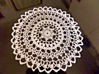 rundes Tischdeckchen * Handarbeit gehäkelt Stäbchen * 25 cm Ø * Vintage - Bild 1 von 4