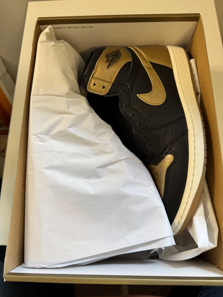 NUEVO Talla 10.5 Hombres Jordan 1 Retro Alto OG Negro/Dorado Metálico - Zapato de Baloncesto Foto 3 de 4