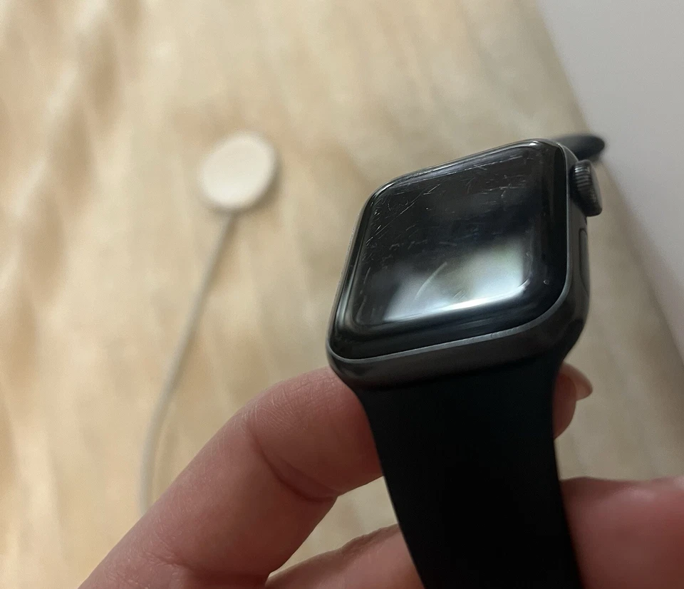 Apple Watch SE 40mm Space Grey Aluminum Case with Black Sport Band - Regular GPS, photo 2 of 5