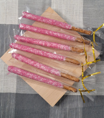 White Chocolate Dipped Pretzels (6)