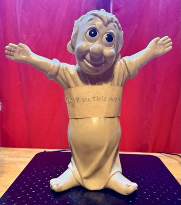Russ Berrie & Co. Beige Figurine 'I Love You This Much' 1969 Mid Century Person