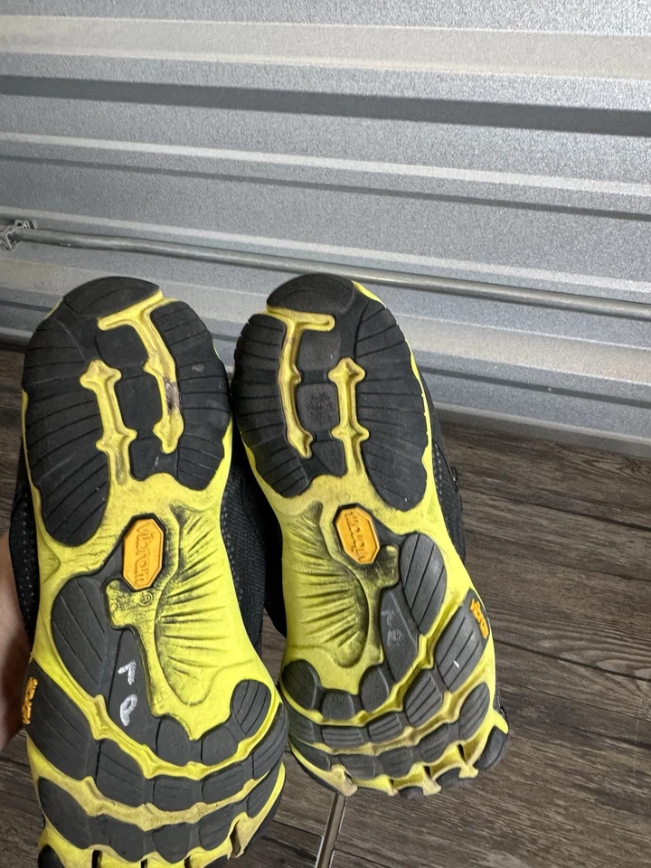 Sapato Vibram FiveFingers V-Run Feminino Tamanho 11 Masculino 10 Preto Amarelo 16M3101 - Imagem 4 de 4