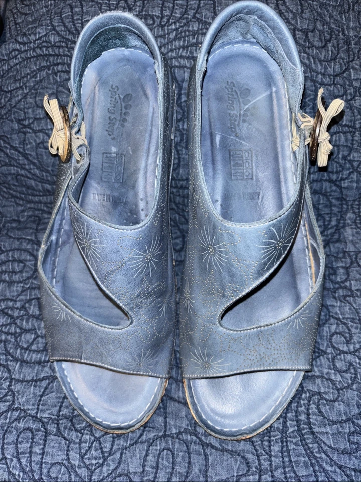 Spring Step Lorelle 40 = 9 Blue Leather Sandals Etched Floral Button Strap Shoes - Image 3 of 4