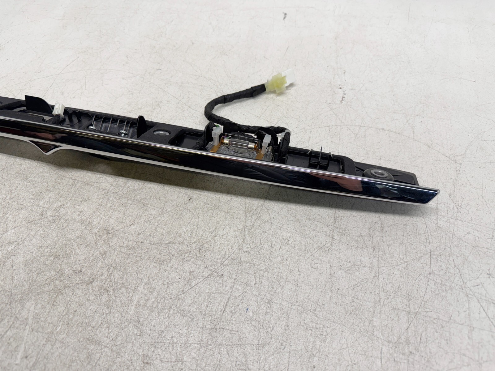 P50196 2014-2020 Maserati Quattroporte Trunk Garnish Trim Moulding 670018242 OEM