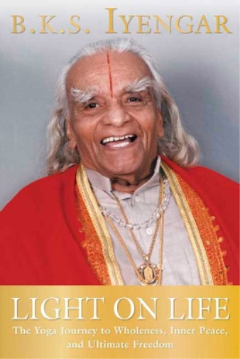 John J. Evans B.K.S. Iyengar Douglas Abrams Light on Life (Tascabile)