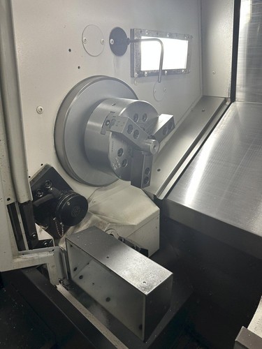 Okuma Genos L2000-e CNC Lathe, 8" Chuck, 17.7" Swing, 20" between Centers, 2021 - Picture 4 of 9