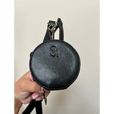 Mini marsupio Steve Madden nero vegan in pelle con zip rotonda e logo SM e cinturino