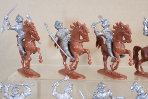 TIMPO BRITAINS SWOPPETS MOUNTED CRUSADER KNIGHTS & SOLDIERS ATTACKING om - Picture 4 of 23